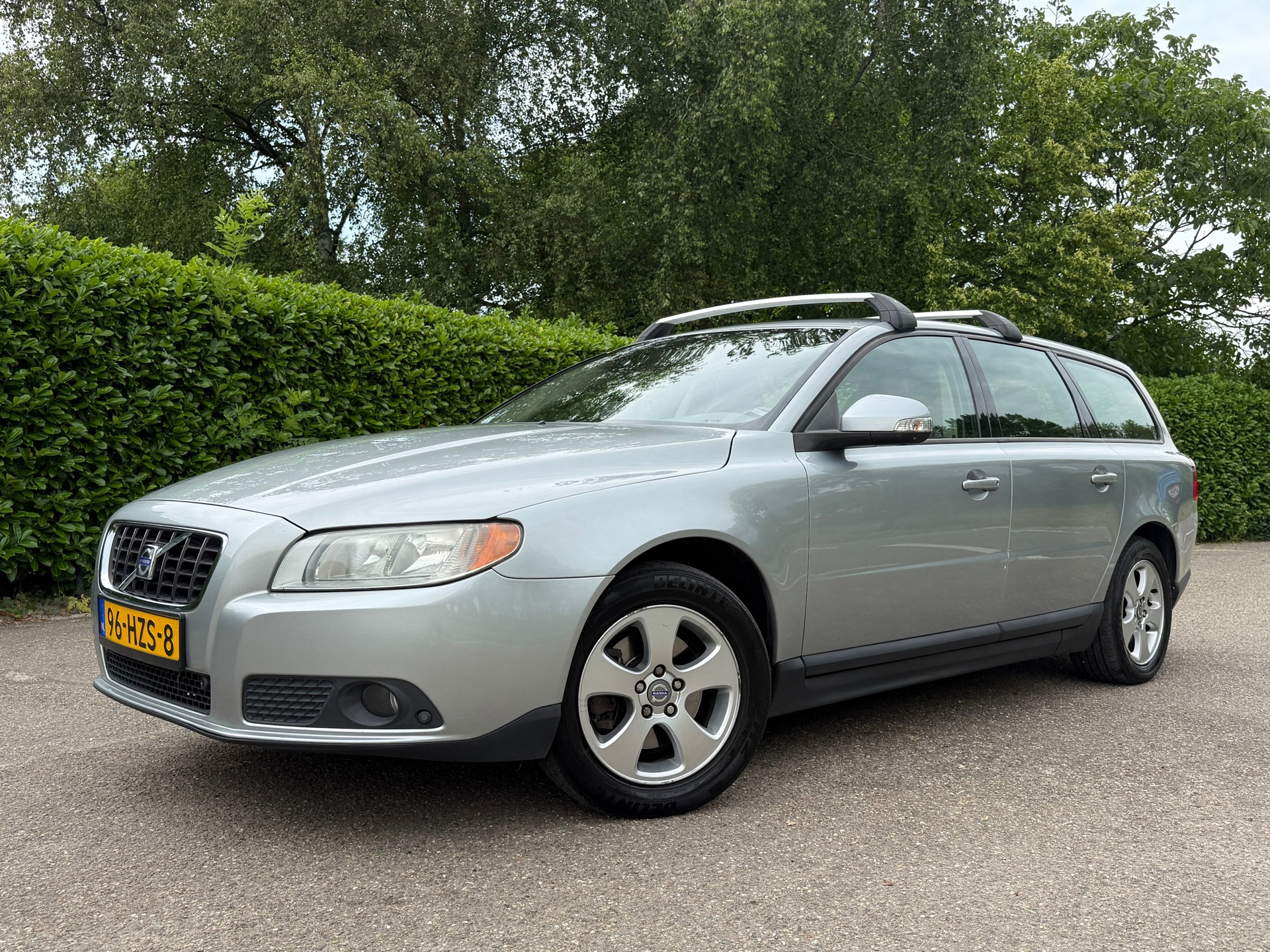 Volvo V70 2.0 Kinetic | Navi | Leder | Clima | 16" Velgen | Trekhaak | PDC | Cruise | 45713842-0.jpg | Auto rijser