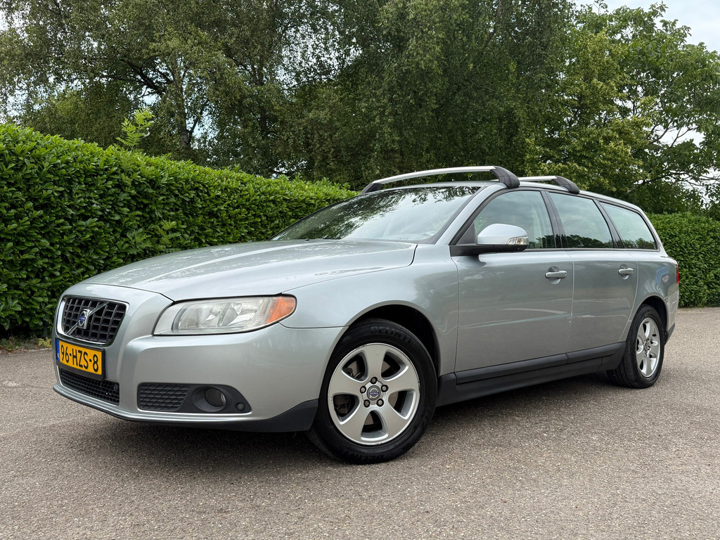 Volvo V70 2.0 Kinetic | Navi | Leder | Clima | 16" Velgen | Trekhaak | PDC | Cruise | 45713842-0.jpg | Auto rijser
