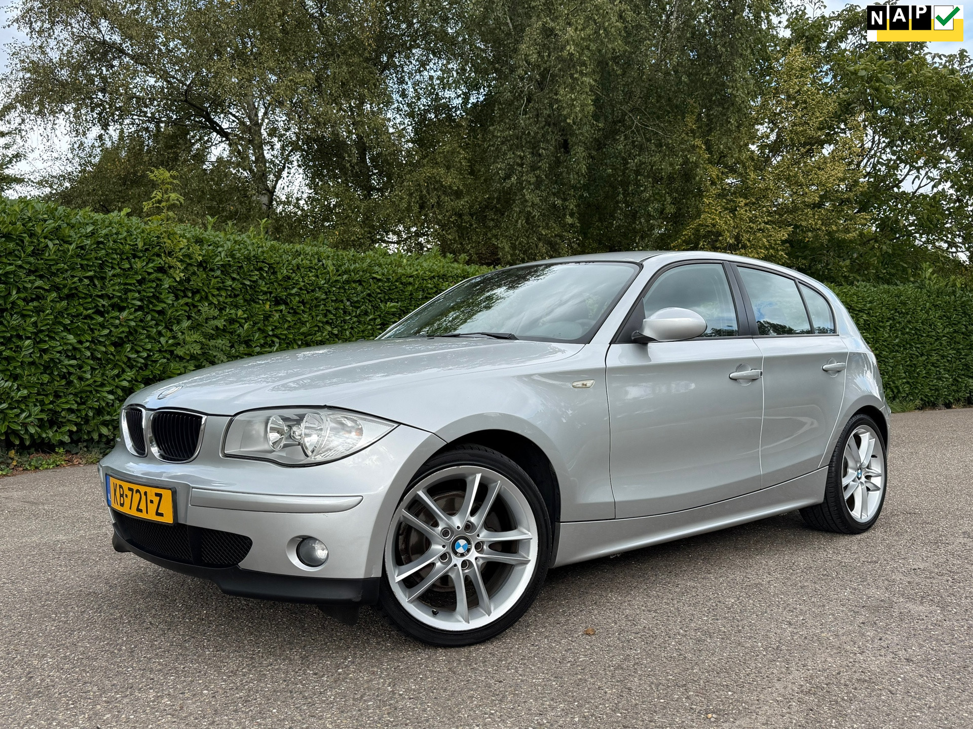 BMW 1-serie 116i | Clima | 18" Velgen | Nieuwe Distributie! | Bluetooth/AUX | Cruise | PDC | 47594893-0.jpg | Auto rijser