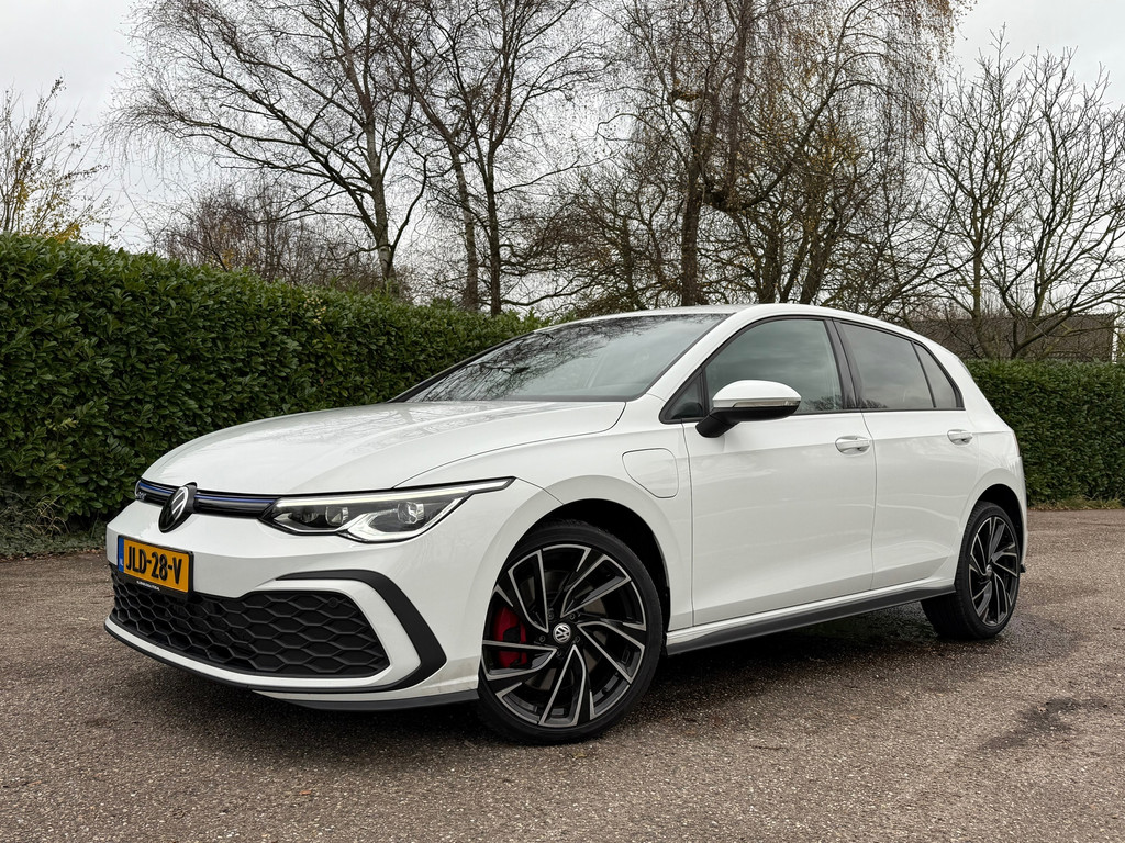 Volkswagen Golf 1.4 eHybrid GTE Automaat | slechts 27.074 km! | Apple CarPlay/Android Auto | 18" Velgen | Stoelverwarming | LED | 49219932-0.jpg | Auto rijser