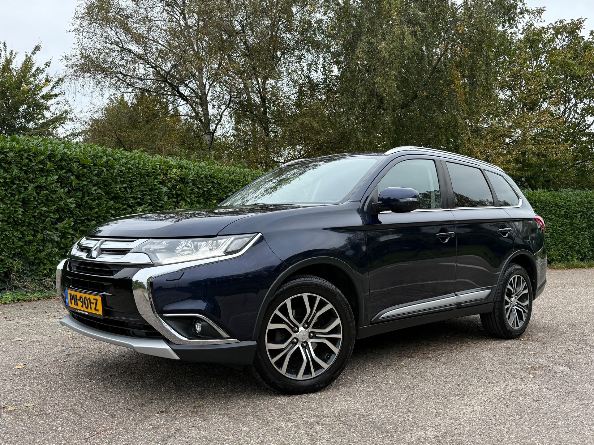 Mitsubishi Outlander 2.0 Executive Edition Automaat | 7 Persoons | Camera | Trekhaak | 18" Velgen | Stuur-/Stoelverwarming | LED | 48148729-0.jpg | Auto rijser